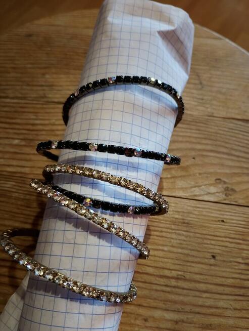 Bransoletki kolorowe modne