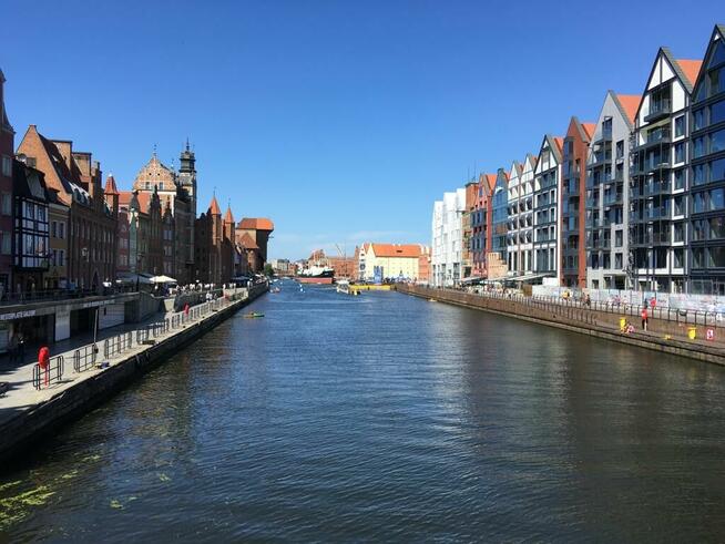 ZAPRZYJAŻNIE SIĘ Z PANIĄ ATRAKCYJNĄ.