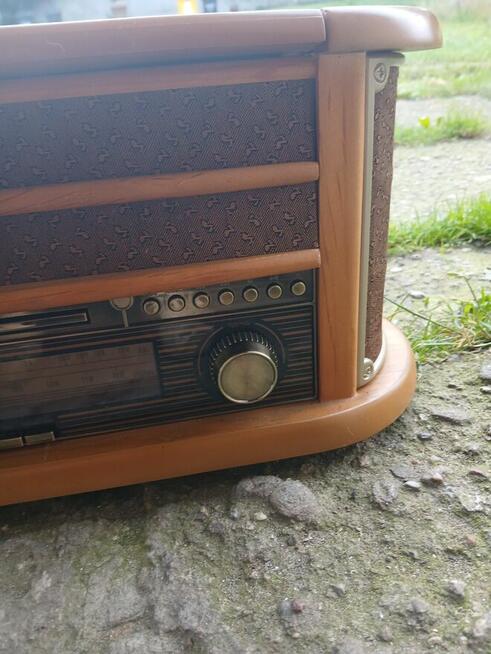 Stare Radio z adapterem dla kolekcjonera.
