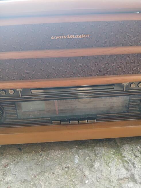 Stare Radio z adapterem dla kolekcjonera.