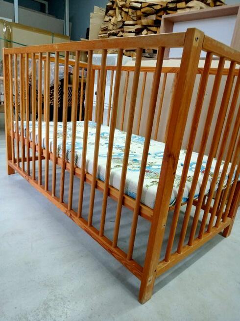 Drewniane łóżeczko dziecięce