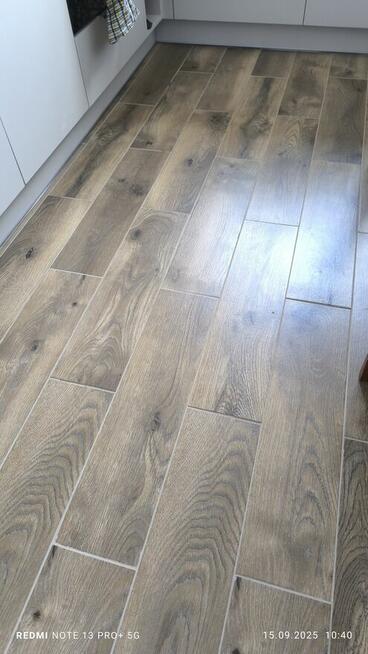 Glazura terakota fuga listwy panele podłogowe