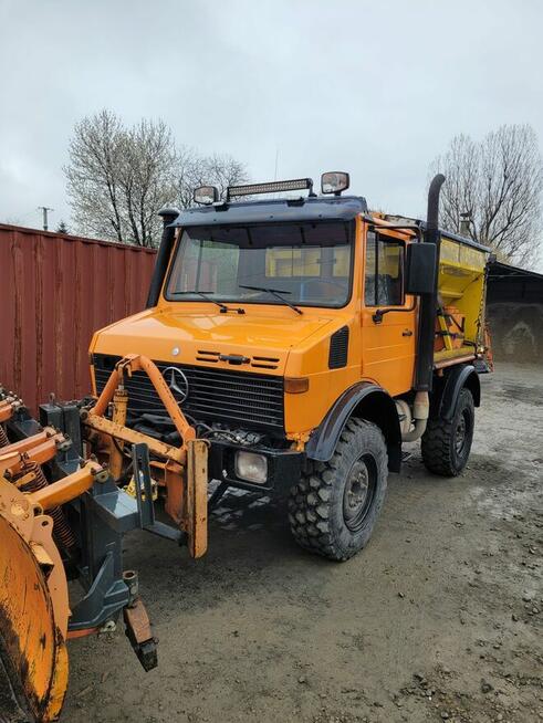 Samochód do zimowego utrzymania dróg