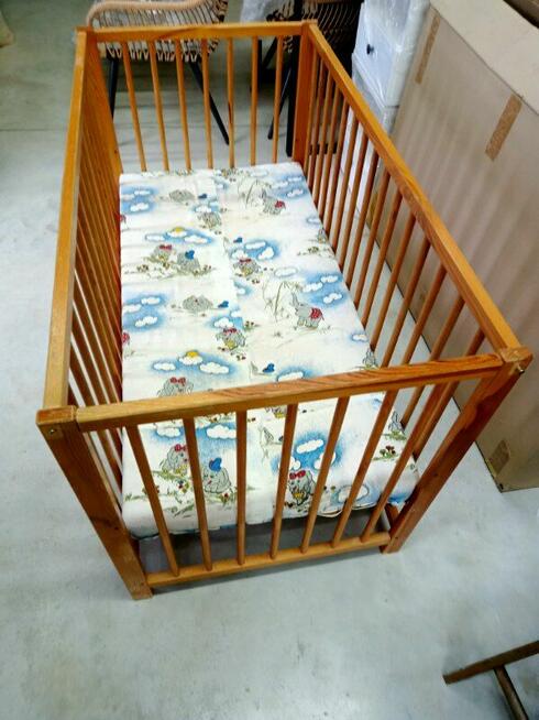 Drewniane łóżeczko dziecięce