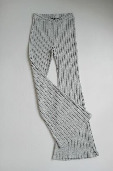 Szare prążkowane legginsy