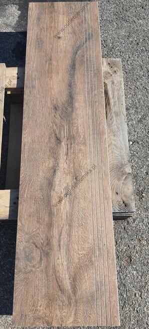 Stopnica drewnopodobna na schody 120x30 Guardian brown