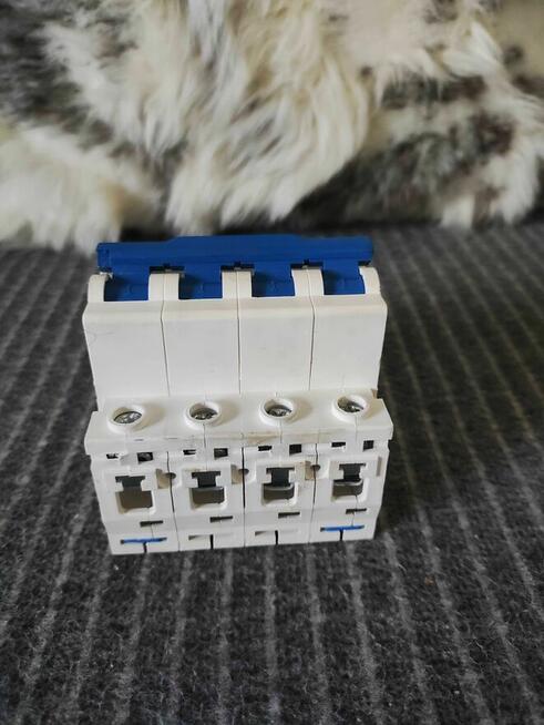 Wyłącznik nadprądowy MCB BERM DZ47-63 C32 bezpiecznik