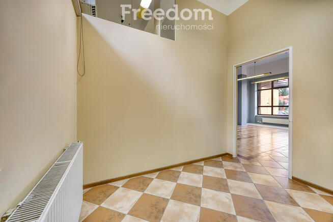 Lokal w centrum z dużą witryną 77 m2