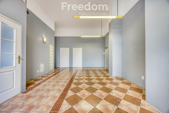 Lokal w centrum z dużą witryną 77 m2