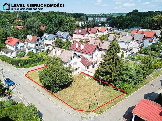 Dom skrajny w mieście