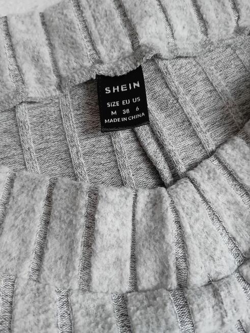 Szare prążkowane legginsy