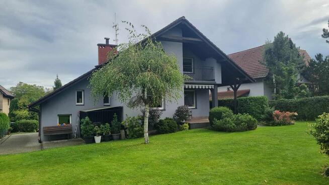 Zadbany dom w Cieszynie w dzielnicy Mnisztwo.