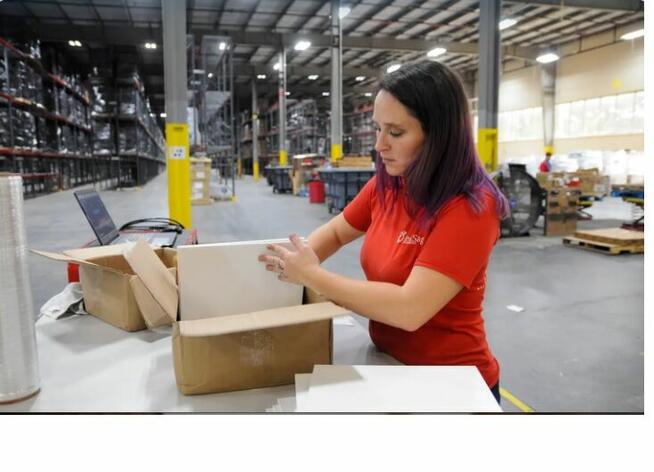 Pracownik magazynu (pakowanie kosmetyków)