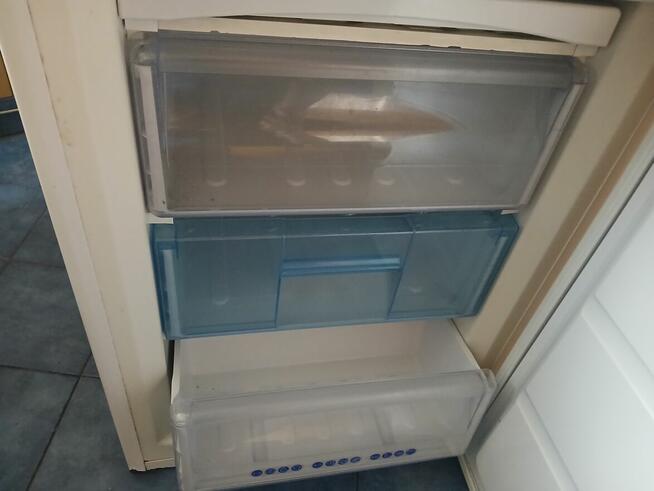 Lodówka chłodziarko zamrażarka Whirlpool 185 x 60 energy A+