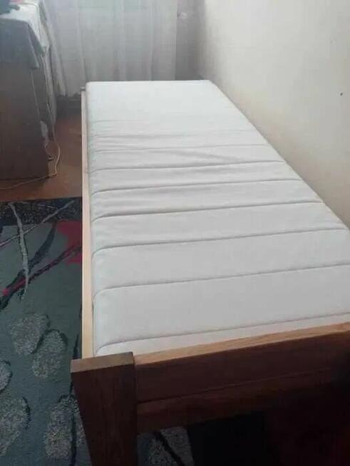 Sprzedam drewniane łóżko razem z białym materacem