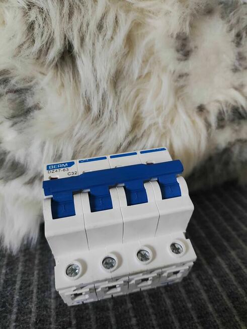 Wyłącznik nadprądowy MCB BERM DZ47-63 C32 bezpiecznik