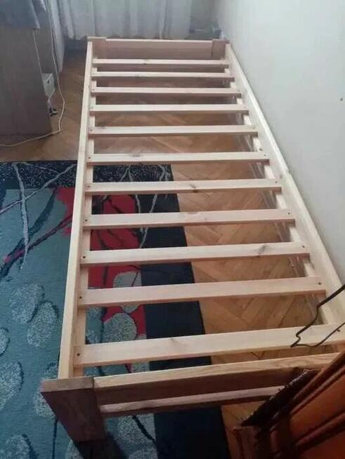 Sprzedam drewniane łóżko razem z białym materacem