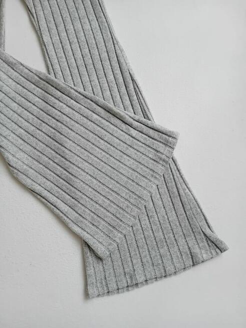 Szare prążkowane legginsy