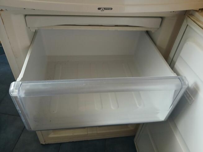 Lodówka chłodziarko zamrażarka Whirlpool 185 x 60 energy A+