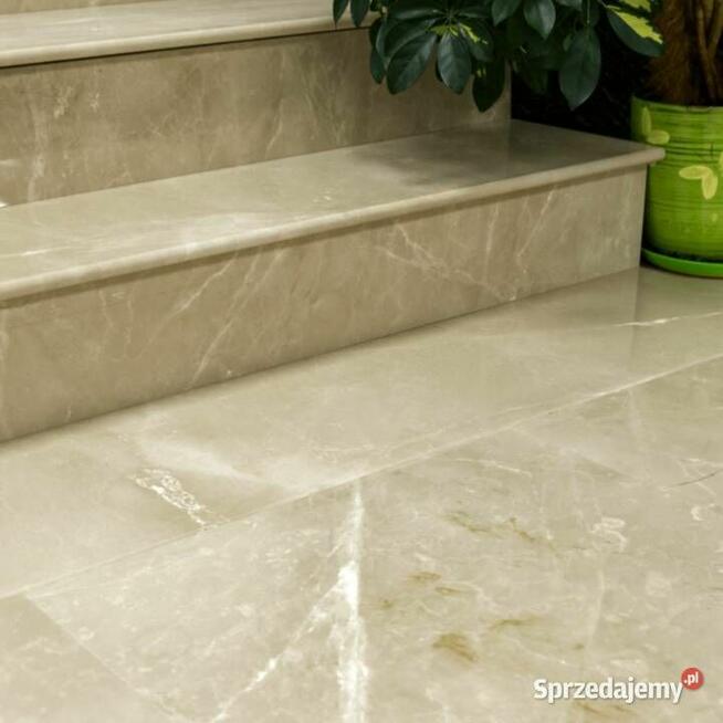 Stopień marmurowy Crema Marfil N poler z bullnose 135x33x3cm