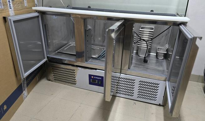 Stół chłodniczy 3 drzwiowy STALGAST 832232 nadstawka szklana