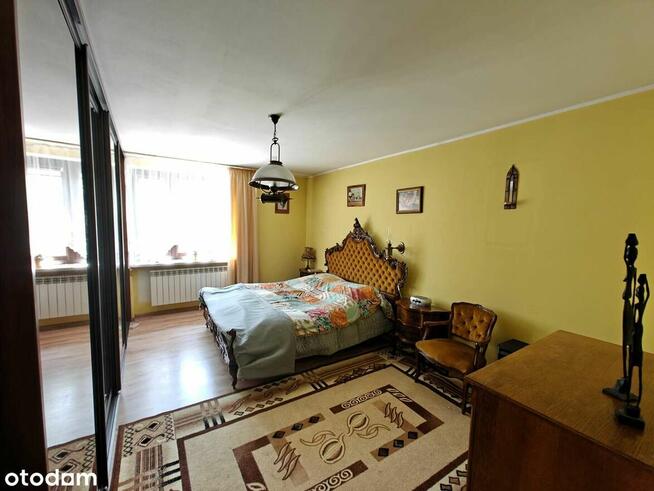 Dom wolnostojący w atrakcyjnej okolicy. Duża zadbana działka