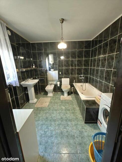 Dom wolnostojący w atrakcyjnej okolicy. Duża zadbana działka