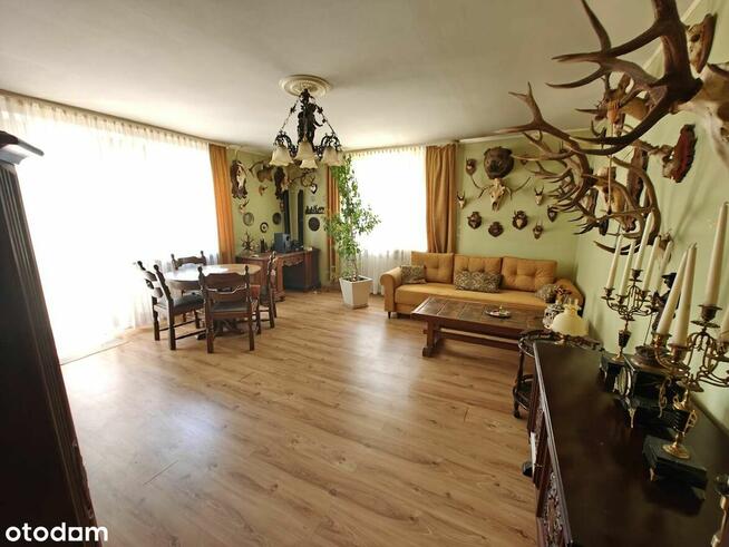 Dom wolnostojący w atrakcyjnej okolicy. Duża zadbana działka