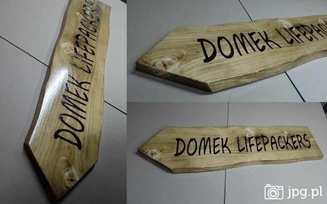 NAPIS NA DESCE grafika logo szyld baner restauracja domek