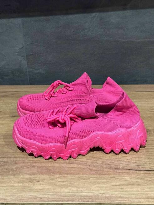 Różowe sportowe buty na grubej podeszwie