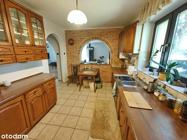 Dom wolnostojący w atrakcyjnej okolicy. Duża zadbana działka