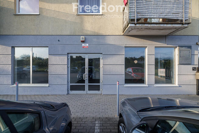 Przestronny lokal użytkowy z dużą witryną od ulicy
