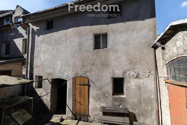 Kamienica z mieszkaniami i lokalem usługowym