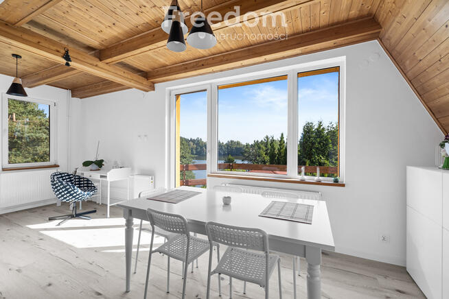 Dom w pierwszej linii zabudowy jeziora.