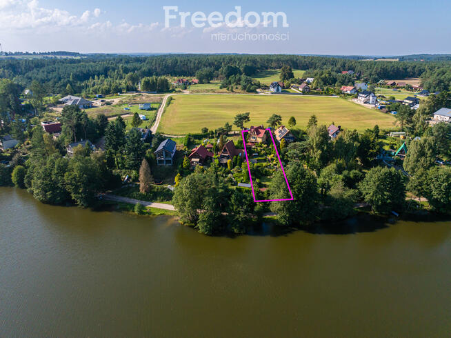 Dom w pierwszej linii zabudowy jeziora.