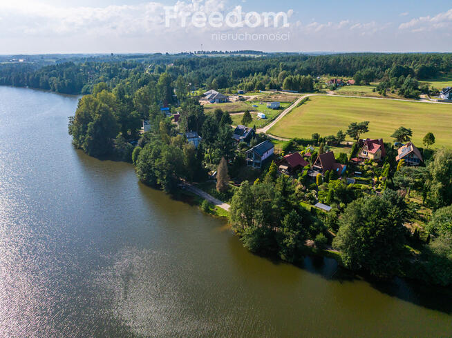 Dom w pierwszej linii zabudowy jeziora.