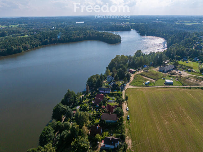 Dom w pierwszej linii zabudowy jeziora.