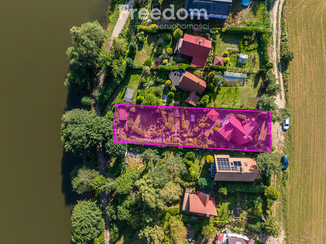 Dom w pierwszej linii zabudowy jeziora.