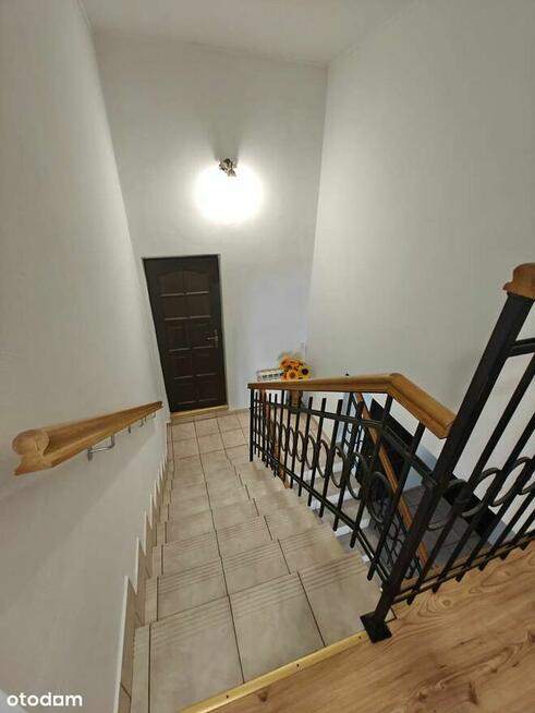 Dom wolnostojący w atrakcyjnej okolicy. Duża zadbana działka