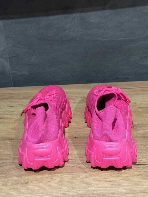 Różowe sportowe buty na grubej podeszwie