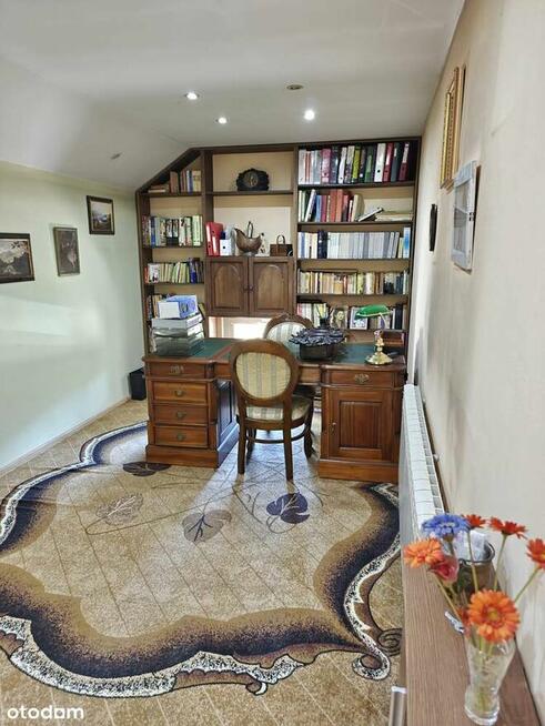 Dom wolnostojący w atrakcyjnej okolicy. Duża zadbana działka