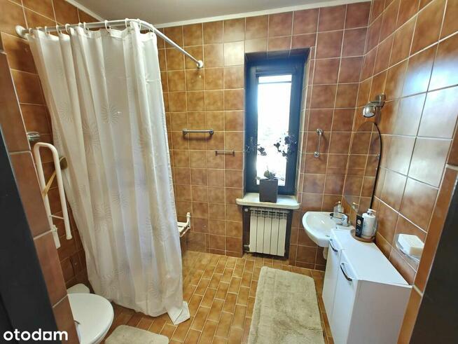 Dom wolnostojący w atrakcyjnej okolicy. Duża zadbana działka