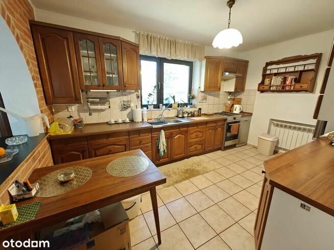 Dom wolnostojący w atrakcyjnej okolicy. Duża zadbana działka