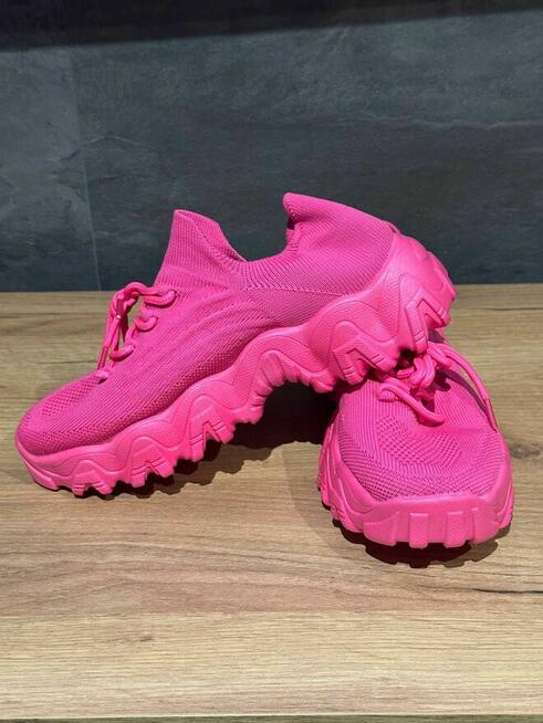 Różowe sportowe buty na grubej podeszwie