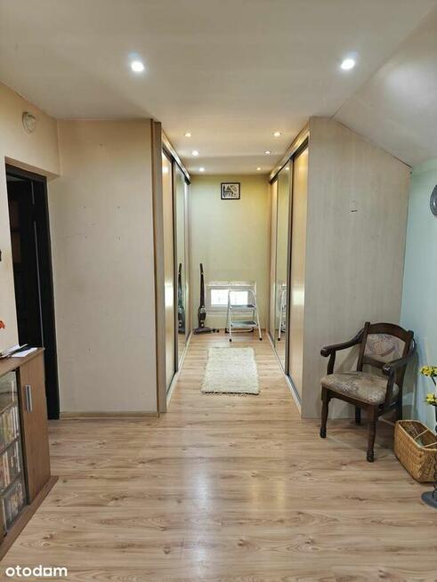 Dom wolnostojący w atrakcyjnej okolicy. Duża zadbana działka