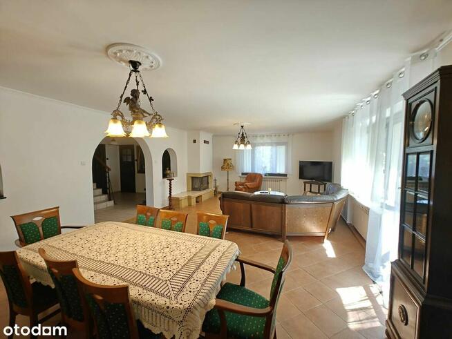 Dom wolnostojący w atrakcyjnej okolicy. Duża zadbana działka