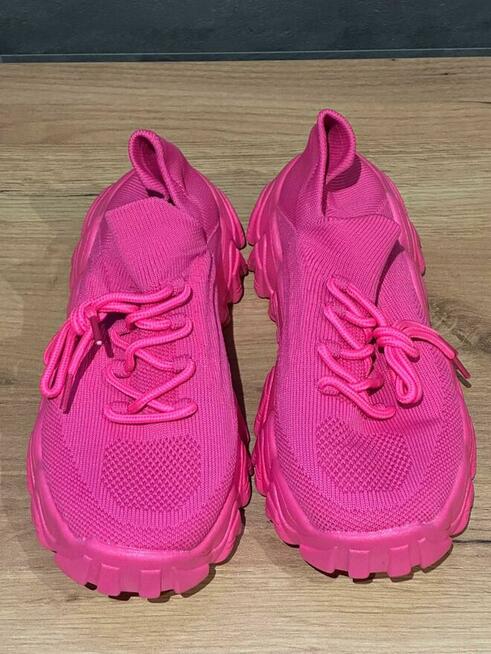 Różowe sportowe buty na grubej podeszwie
