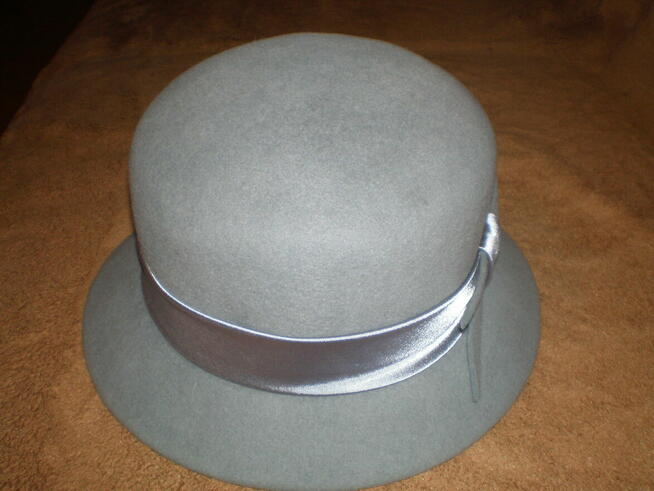 Sprzedam kapelusz damski filcowy w kolorze popielatym.