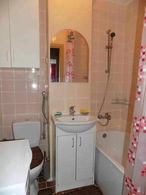 Al. jana Pawła II, rondo ONZ, przy dwóch liniach metra