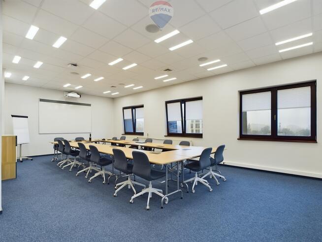 Przestronna przestrzeń biurowa